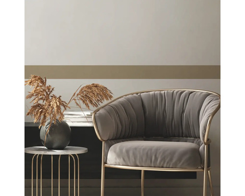 Interior decorativ cu fotoliu, măsuță laterală și vază de flori