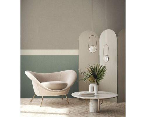 Living luminos cu fotoliu, măsuță de cafea, decorațiuni și corpuri de iluminat suspendate