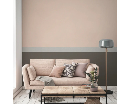 Living cu canapea, masă și lampă de podea în fața unui perete cu vopsea