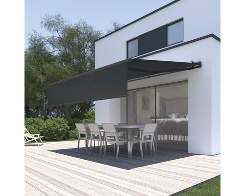 Terasa cu copertină și grup de mese în fața unei case moderne