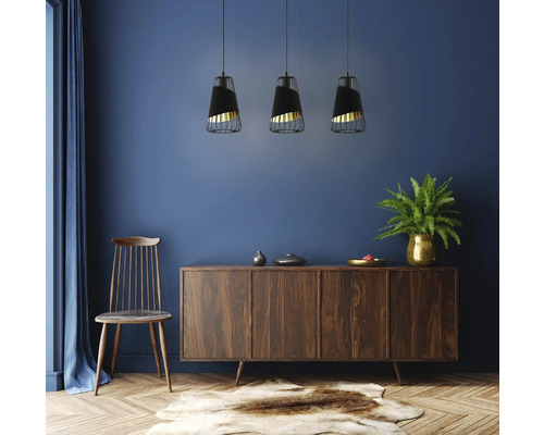 Living cu comodă, scaun și trei lămpi suspendate