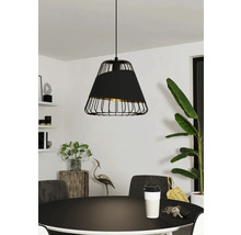 Lampa suspendată neagră din metal și material textil deasupra unei mese de sufragerie
