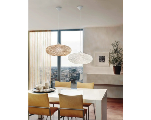 Sufragerie cu două lămpi suspendate cu design modern deasupra unei mese.