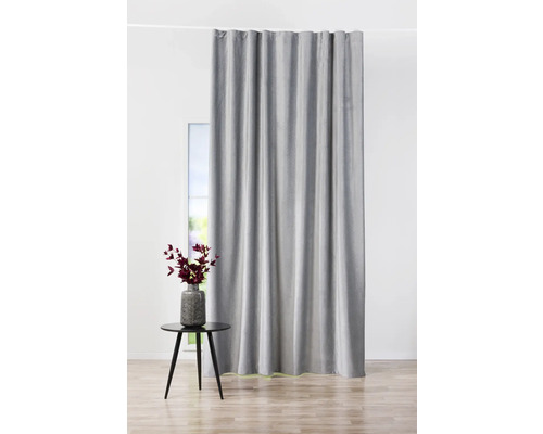 Șaluri decorative cu suspensie cu bandă încrețită în fața unei ferestre și a unei mese mici