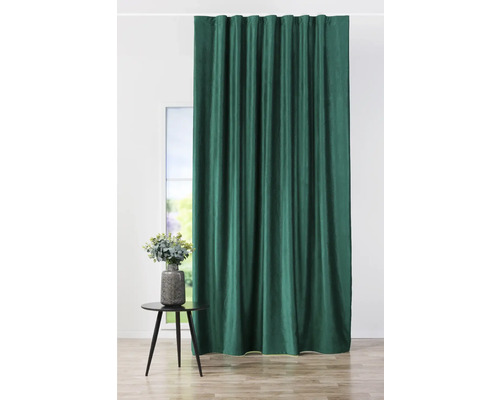 Cortină decorativă verde în interior cu masă și vază