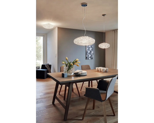 Sufragerie cu masă de sufragerie, scaune și mai multe lumini de cristal