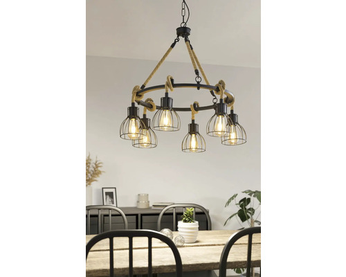 Candelabru cu suspensie pe frânghie și abajururi din sârmă deasupra unei mese de sufragerie