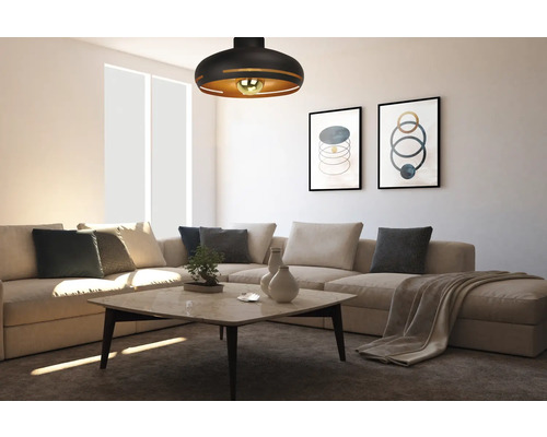 Cameră de zi cu plafonieră, canapea și măsuță de cafea