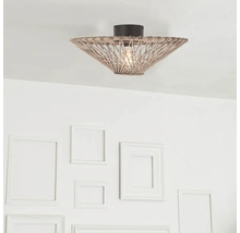 Plafonieră din ratan într-o cameră luminoasă