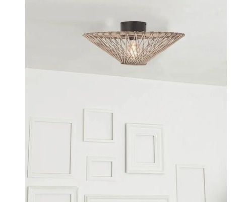 Plafonieră din ratan într-o cameră luminoasă