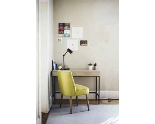 Birou cu masă de scris, lampă de birou și scaun de birou.