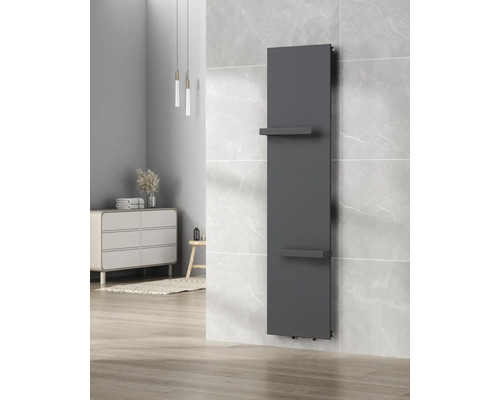 Calorifer de baie gri cu rafturi pentru prosoape pe un perete placat cu gresie