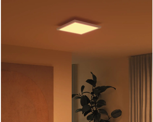 Plafonieră pătrată într-un living