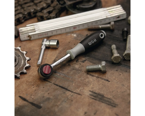 Cheie cu clichet cu cheie tubulară și șuruburi pe bancul de lucru