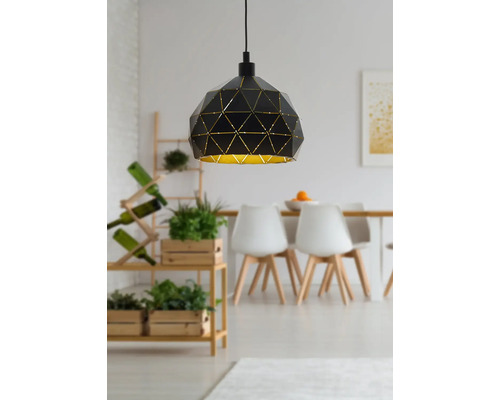 O lustră modernă cu design geometric atârnă într-o sufragerie.