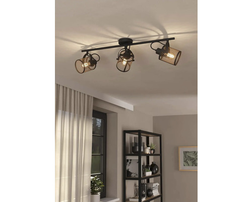 Lumină de tavan cu trei spoturi din plasă metalică în spațiul de locuit