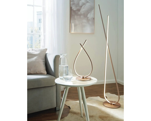Living decorativ cu lampă de masă și lampă de podea în formă de picătură