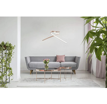 Living cu design modern, canapea, măsuță de cafea și lampă suspendată