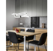 Scenă modernă de luat masa cu masă, scaune și o lampă suspendată cu LED cu design tubular.