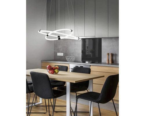 Scenă modernă de luat masa cu masă, scaune și o lampă suspendată cu LED cu design tubular.
