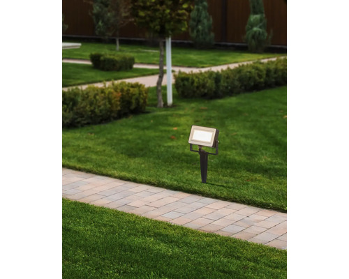 Peisaj de grădină cu un reflector LED de grădină pentru iluminarea aleilor