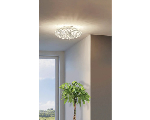 Lumină de plafon cu cristale decorative într-o cameră luminoasă.
