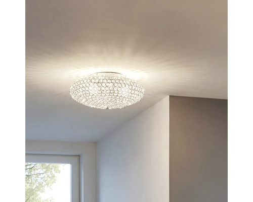 Lumină de plafon cu elemente de cristal într-o cameră luminoasă