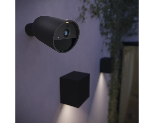 Cameră de securitate și corpuri de iluminat exterioare cubice pe un perete