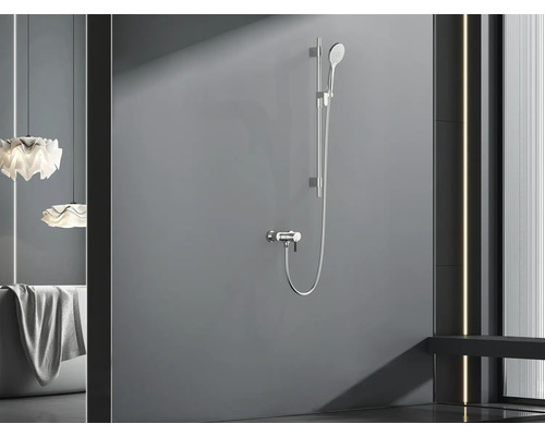 Baie cu sistem de duș aparent și baterie de cadă