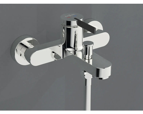 Baterie de baie montată pe perete cu duș de mână