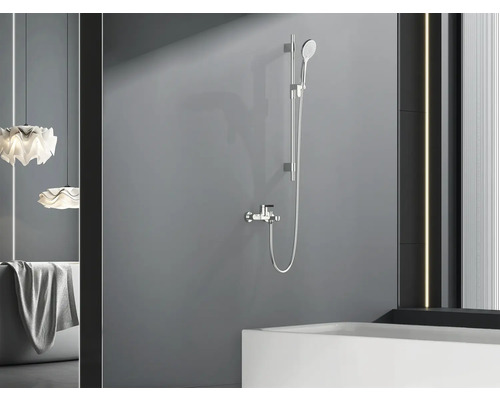 Baie cu duș de mână și armătură de perete