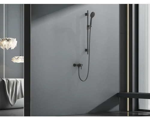 Baie modernă cu baterie de duș, cadă și lămpi decorative