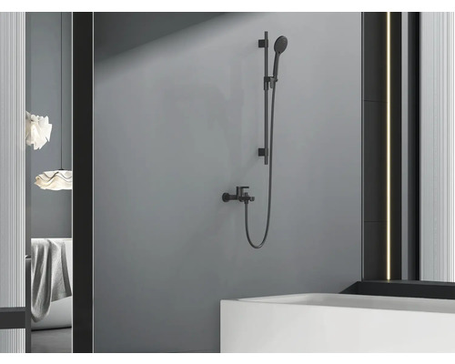 Set de duș cu duș de mână pe un perete de baie