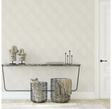 Cameră luminoasă cu tapet geometric, consolă, decorațiuni și coșuri
