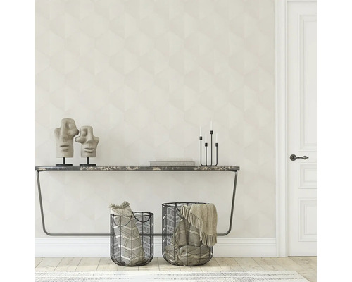 Cameră luminoasă cu tapet geometric, consolă, decorațiuni și coșuri