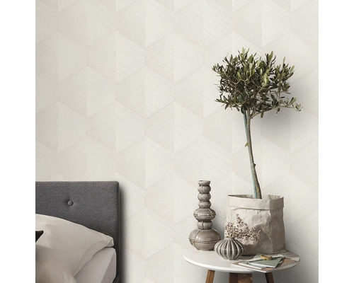 Cameră luminoasă cu tapet cu model, noptieră, decorațiuni și pat