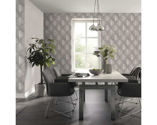 Sufragerie cu masă, scaune, plantă de interior și tapet cu model geometric