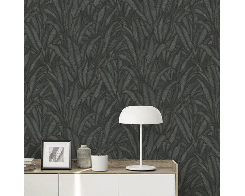 Tapet cu model de frunze pe un perete deasupra unui dulap