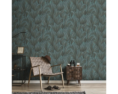 Cameră de zi cu tapet cu model, fotoliu și măsuță laterală