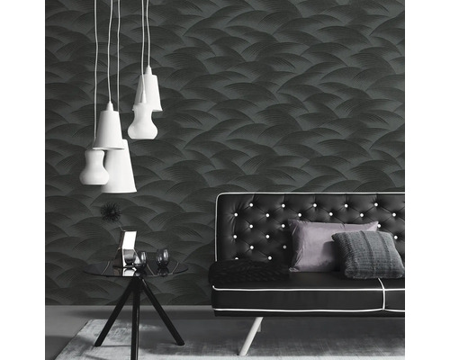 Vedere a camerei cu tapet cu model, canapea, masă și lămpi suspendate