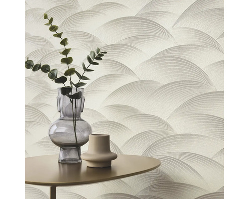 Tapet cu model valurit și masă cu vaze