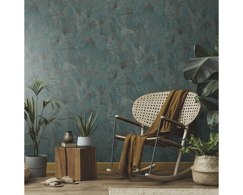 Cameră de zi cu tapet cu model, balansoar și plante de interior