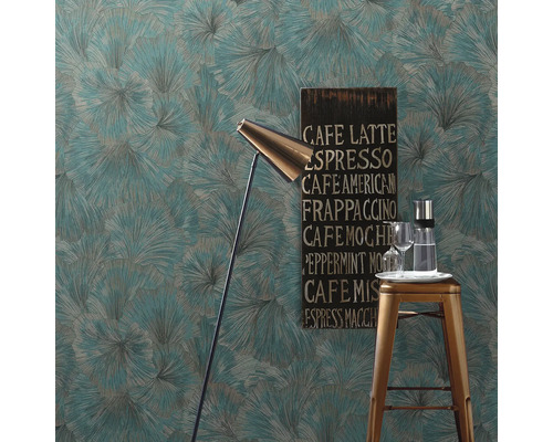 Scenă cu tapet cu model, lampadar, scaun de bar, carafă pentru băuturi, pahare și o tablă cu băuturi pe bază de cafea