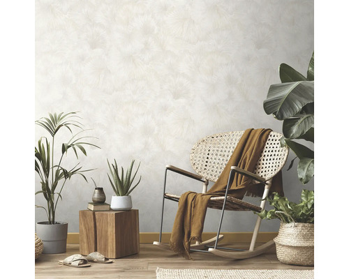 Cameră de zi cu tapet cu model, balansoar și plante de interior