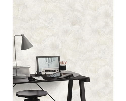 Cameră decorativă cu tapet cu model în spatele unui birou.