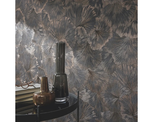 Cameră decorativă cu tapet cu model și masă