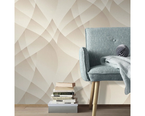 Scenă de locuit cu tapet bej cu model abstract și fotoliu cu pătură