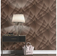 Dormitor decorativ cu noptieră, lampă și tapet abstract