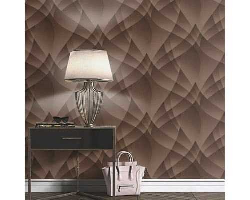 Dormitor decorativ cu noptieră, lampă și tapet abstract