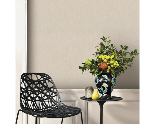 Tapetă vlies bej în camera de zi cu scaun și decorațiuni de masă